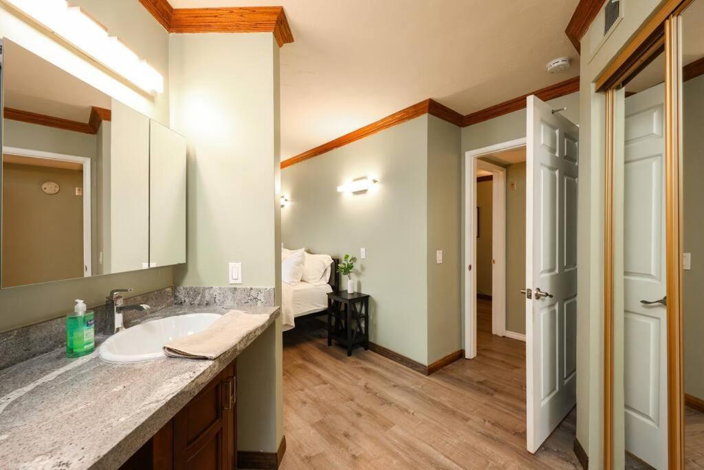 Chic Condo Steps From Petco Park San Diego Bagian luar foto